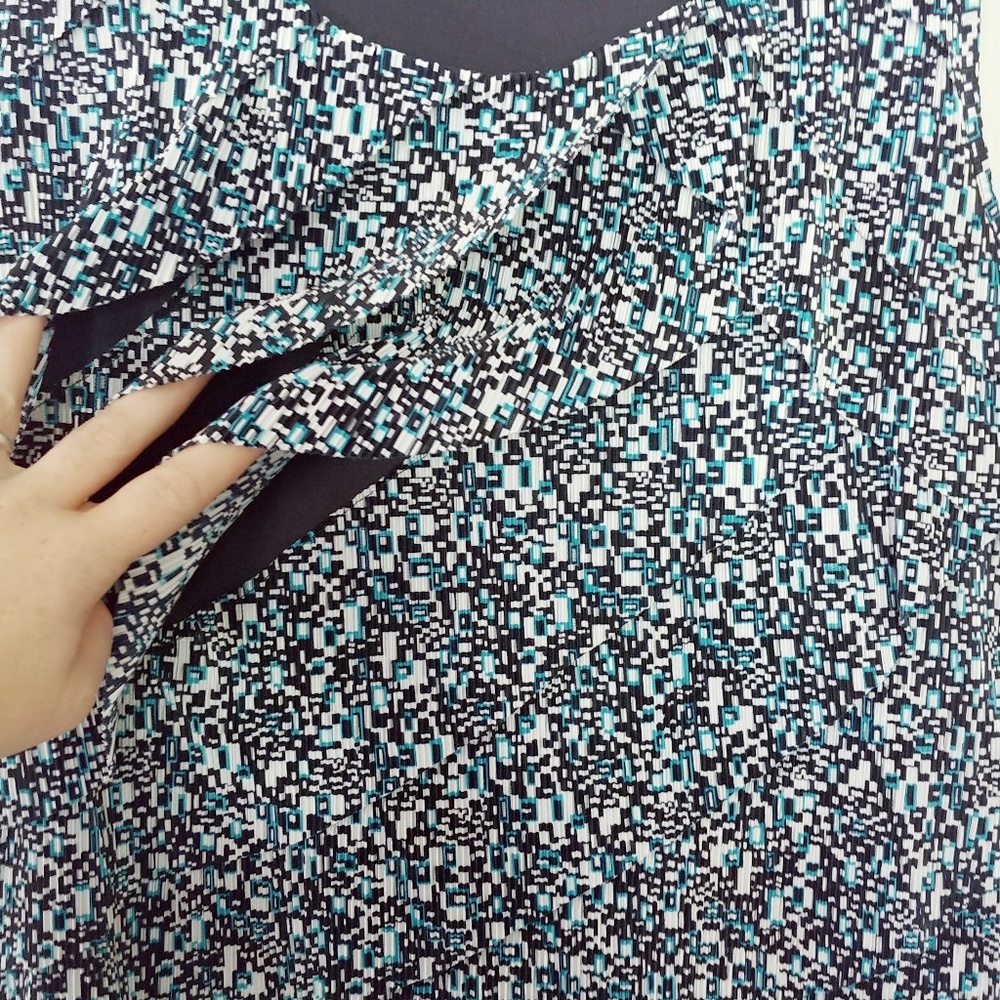 NWOT Ruffle Front Geometric Print Tank - Picture 2 of 5